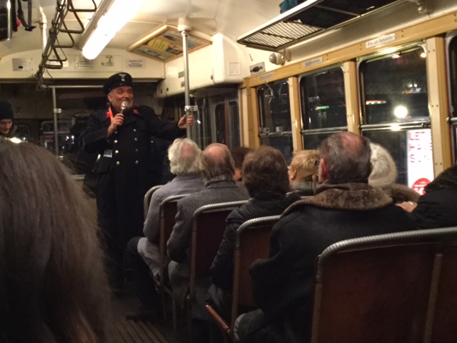 Der Schwarzkappler hat die Fahrgäste in “seiner Bim” fest im Griff!